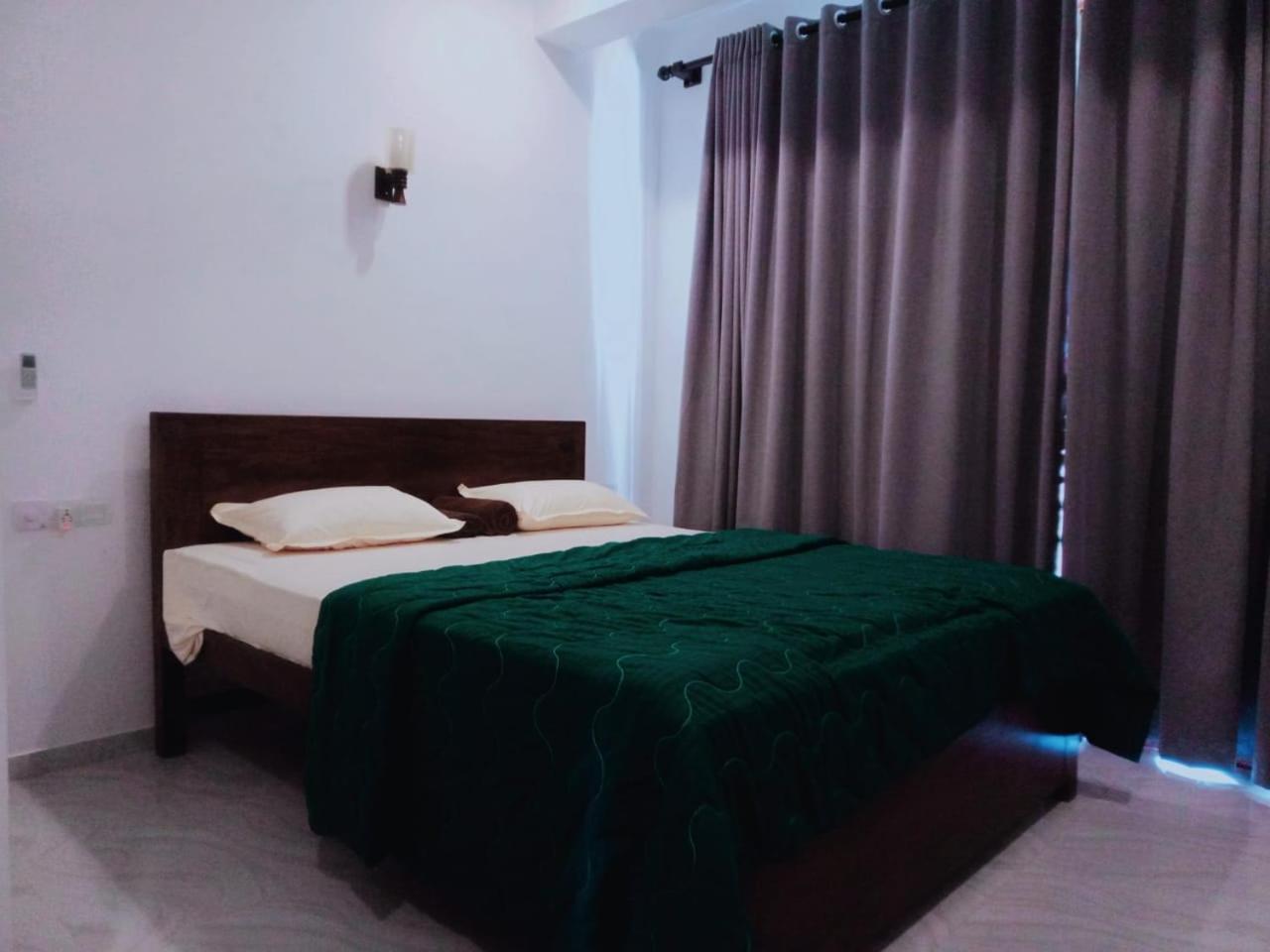 Blue Whales Hotel Hikkaduwa Exterior foto