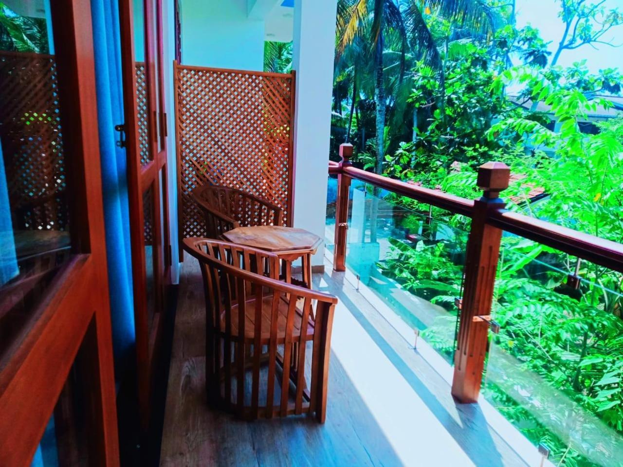 Blue Whales Hotel Hikkaduwa Exterior foto