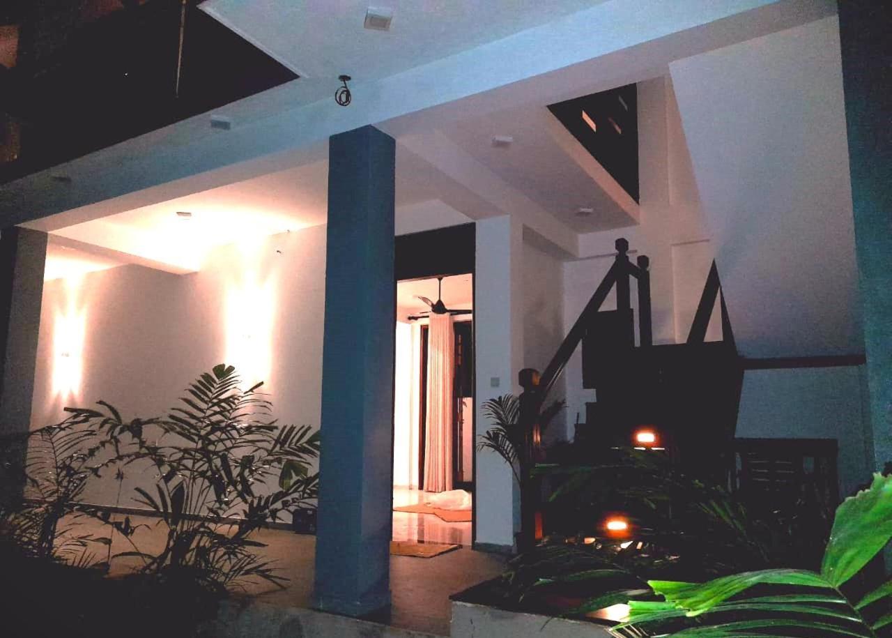 Blue Whales Hotel Hikkaduwa Exterior foto