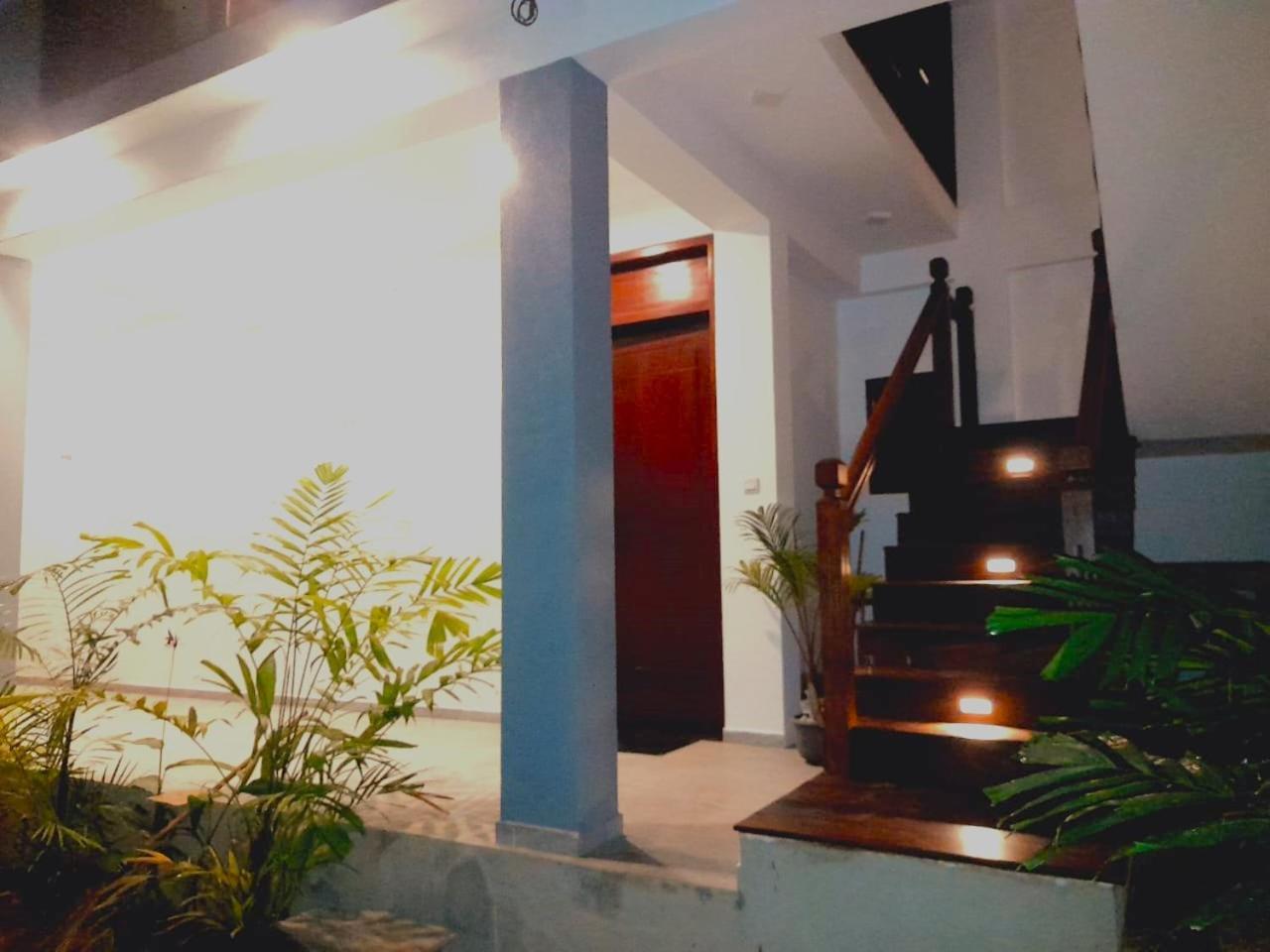 Blue Whales Hotel Hikkaduwa Exterior foto